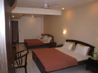 Hotel Maan Residency Ahmadabad Zewnętrze zdjęcie